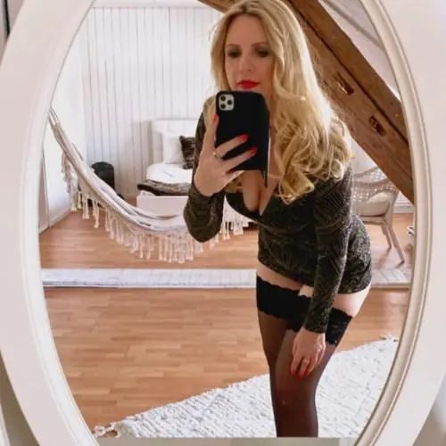 blondemieze image 0